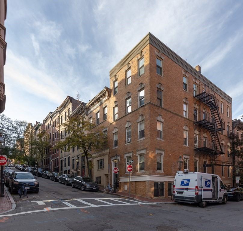 27 Anderson Street #7T