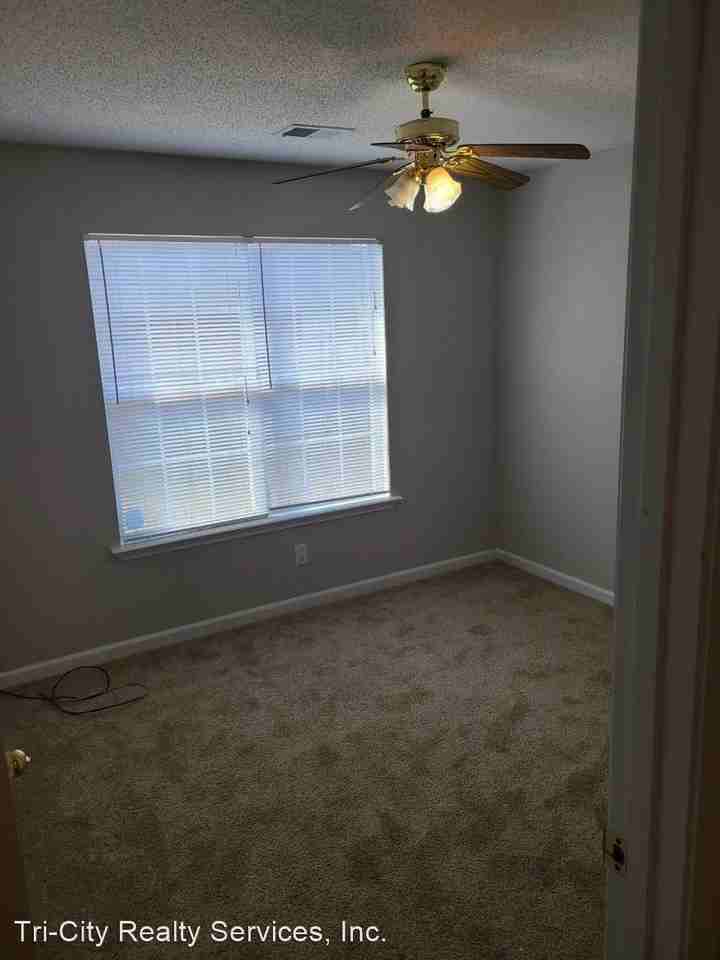 110 York Ln - Photo 2 of 11