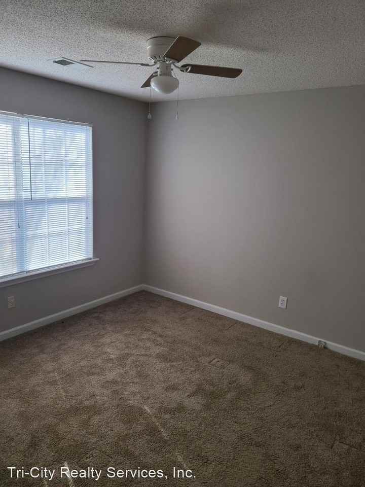 110 York Ln - Photo 3 of 11