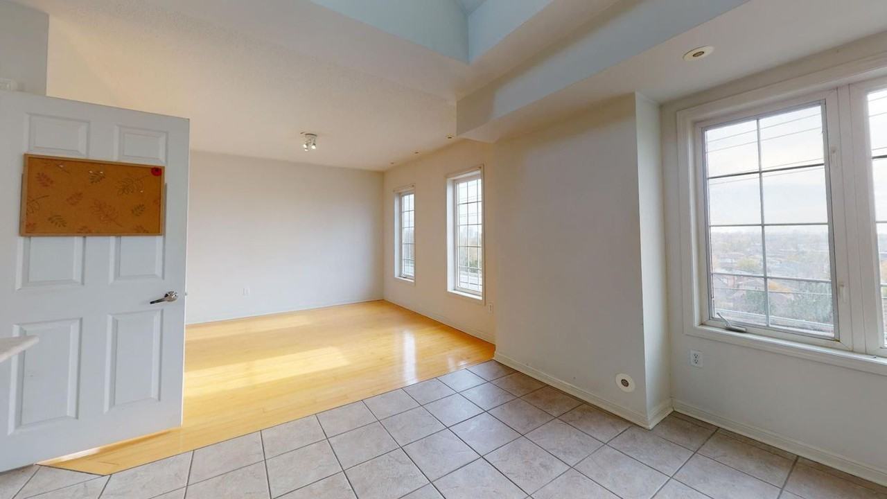 2 Bedrooms 587 Dundas Street West Unit 3, Mississauga - Photo 3 of 21