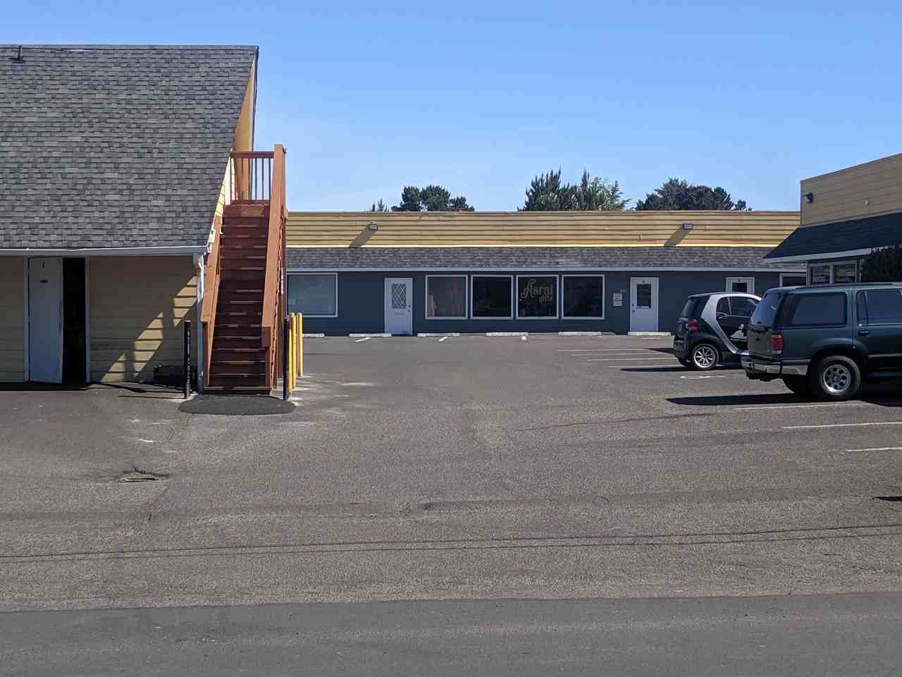 1800 SE Highway 101 - Photo 2 of 8