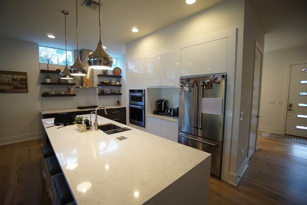 209 S Trask St - Photo 2 of 22