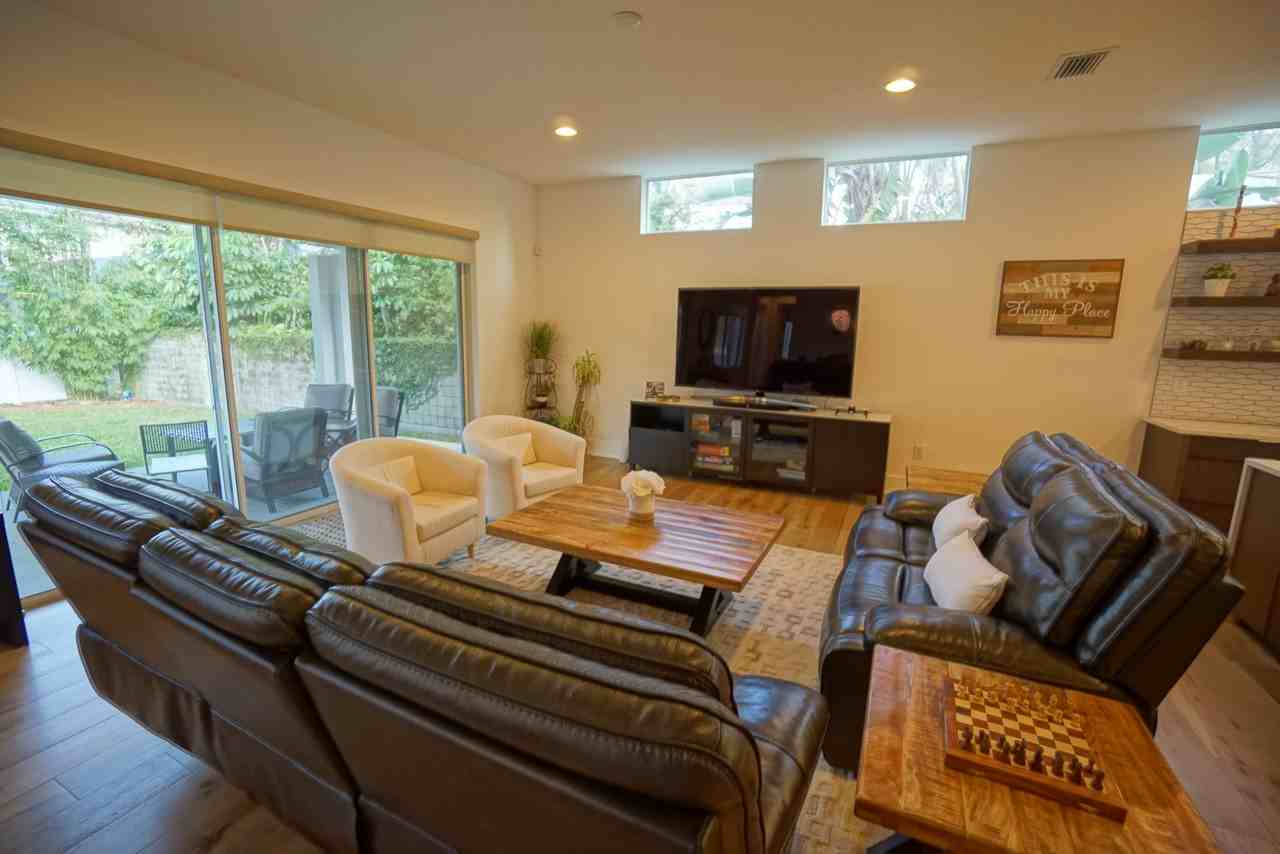 209 S Trask St - Photo 4 of 22