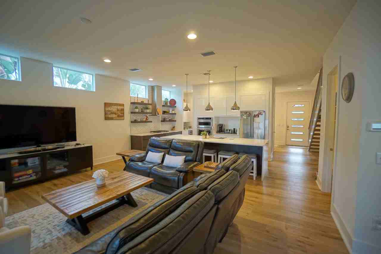 209 S Trask St - Photo 5 of 22