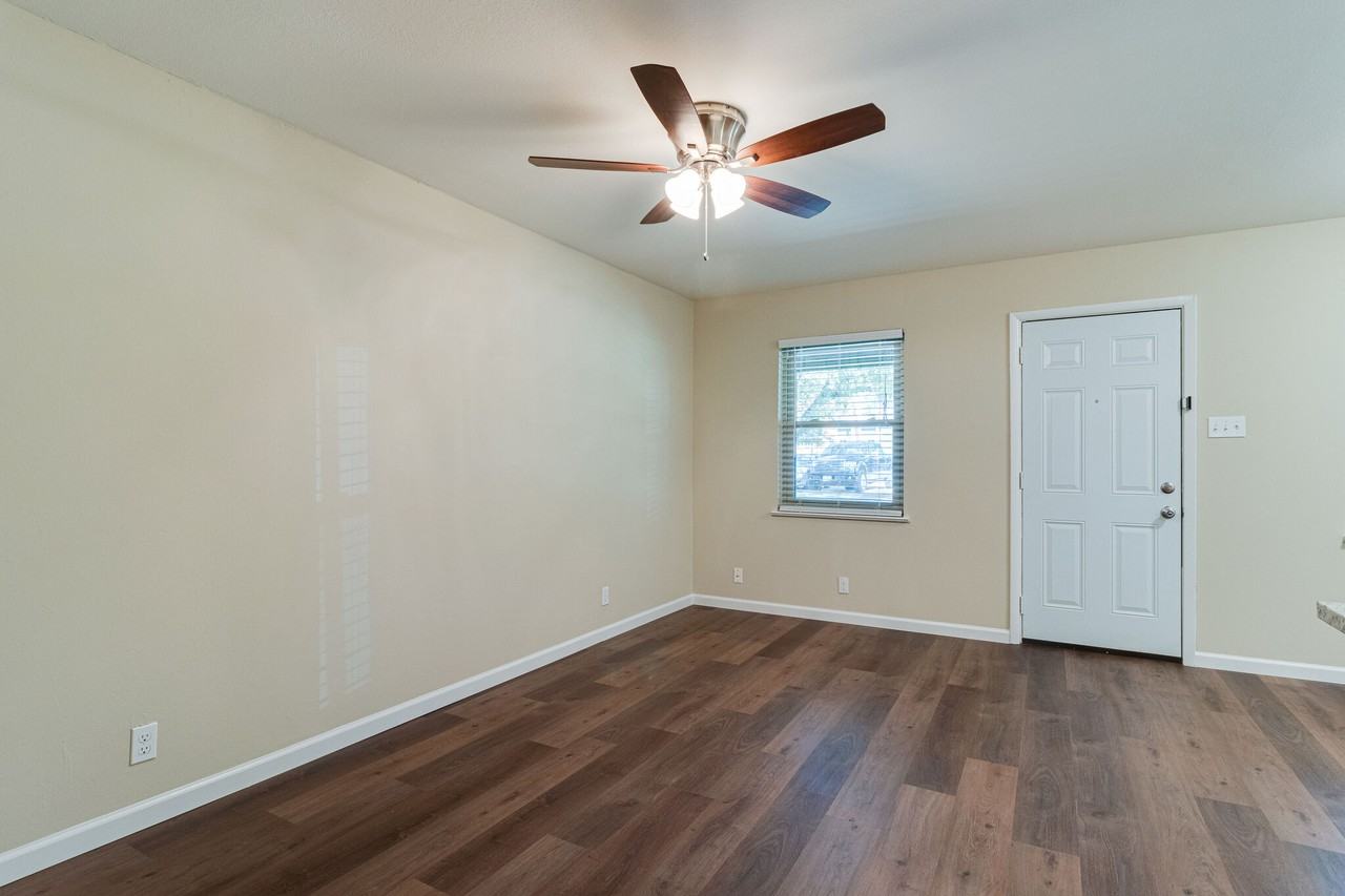 601 W College St - Photo 3 of 25
