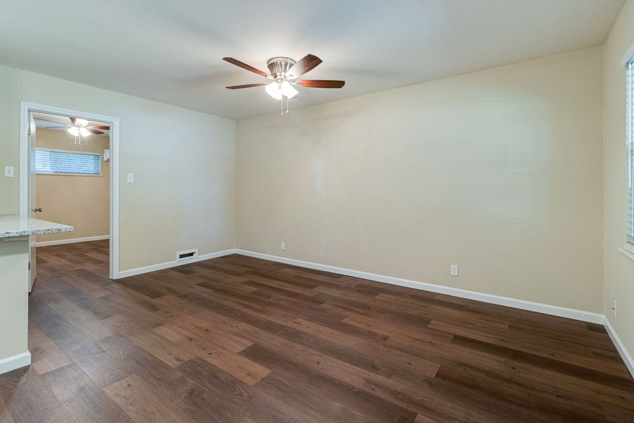 601 W College St - Photo 4 of 25