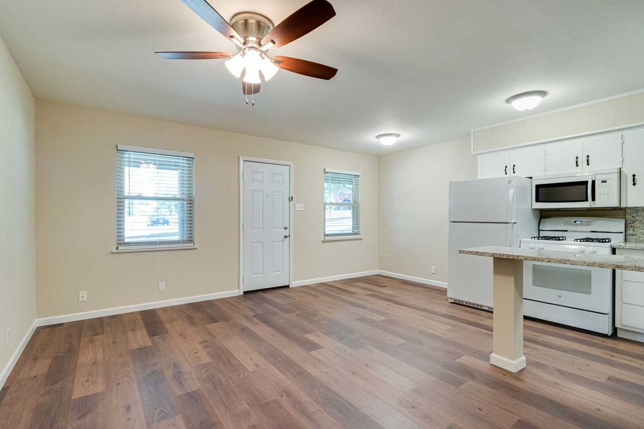 601 W College St - Photo 5 of 25