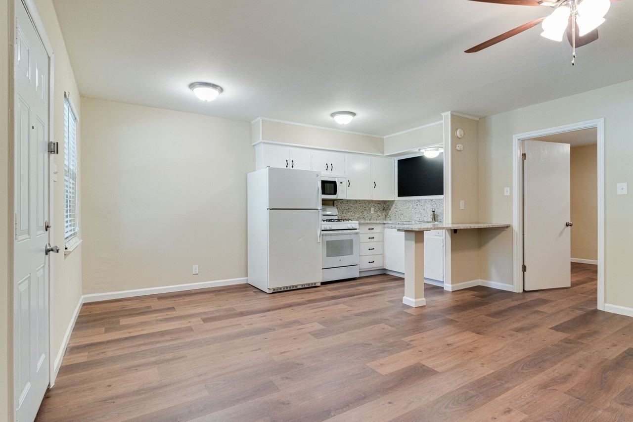 601 W College St - Photo 6 of 25