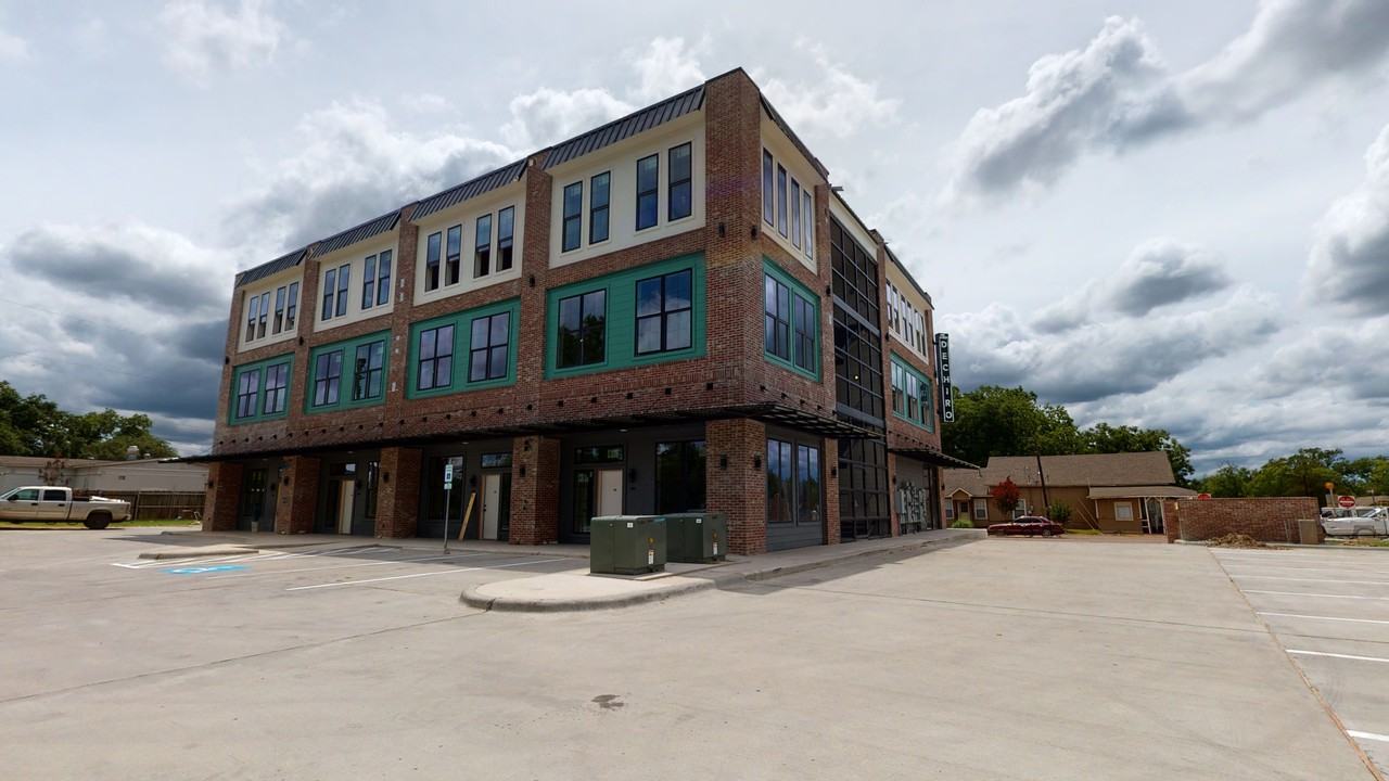 305 W 27Th St - Photo 2 of 4