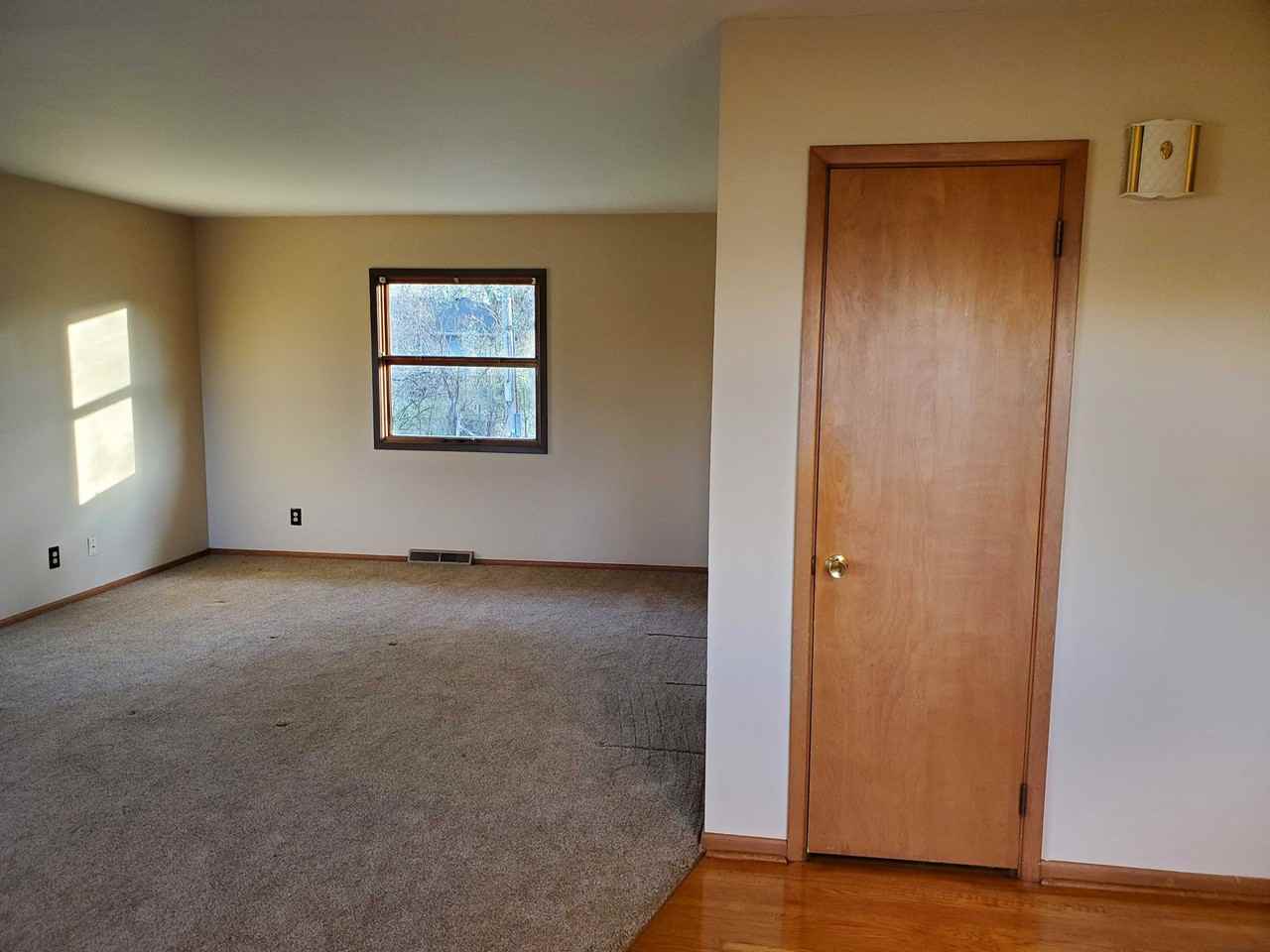 737 E Academy St - Photo 2 of 30