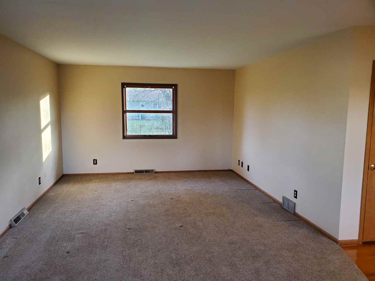 737 E Academy St - Photo 3 of 30