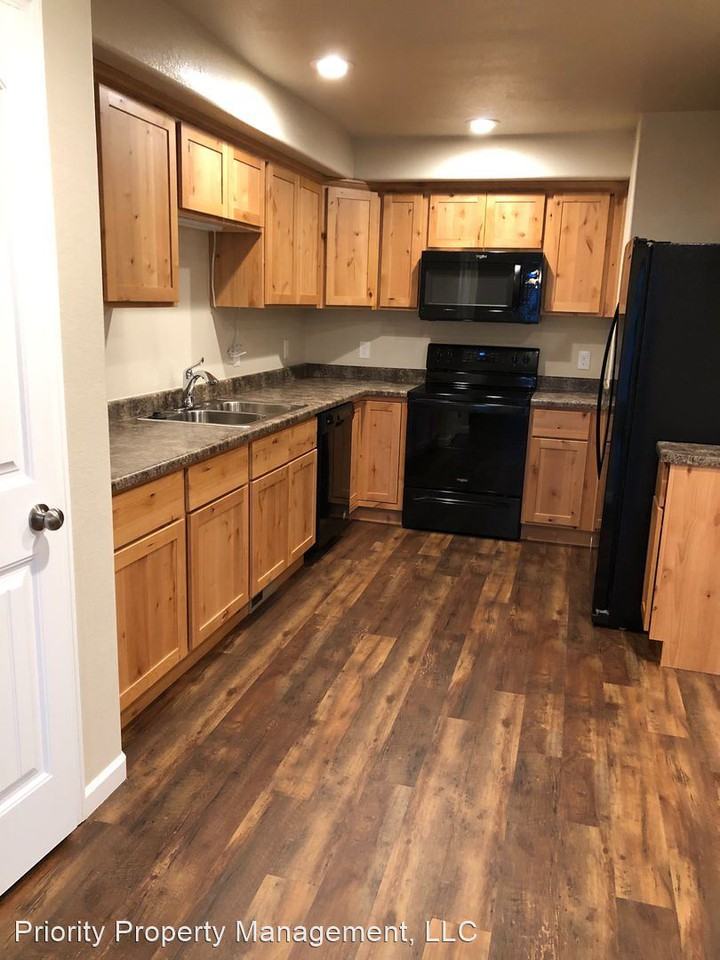 3223 Bantam Ave - Photo 3 of 13