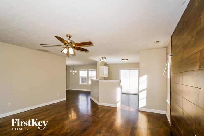 2285 Raymond Park Dr - Photo 2 of 15