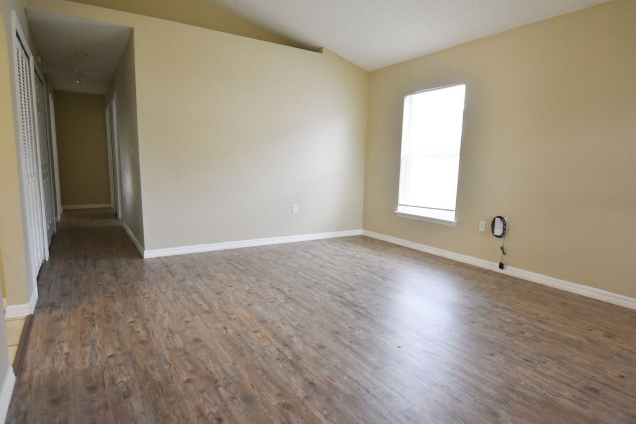 2037 Redwood Cir Ne - Photo 2 of 14