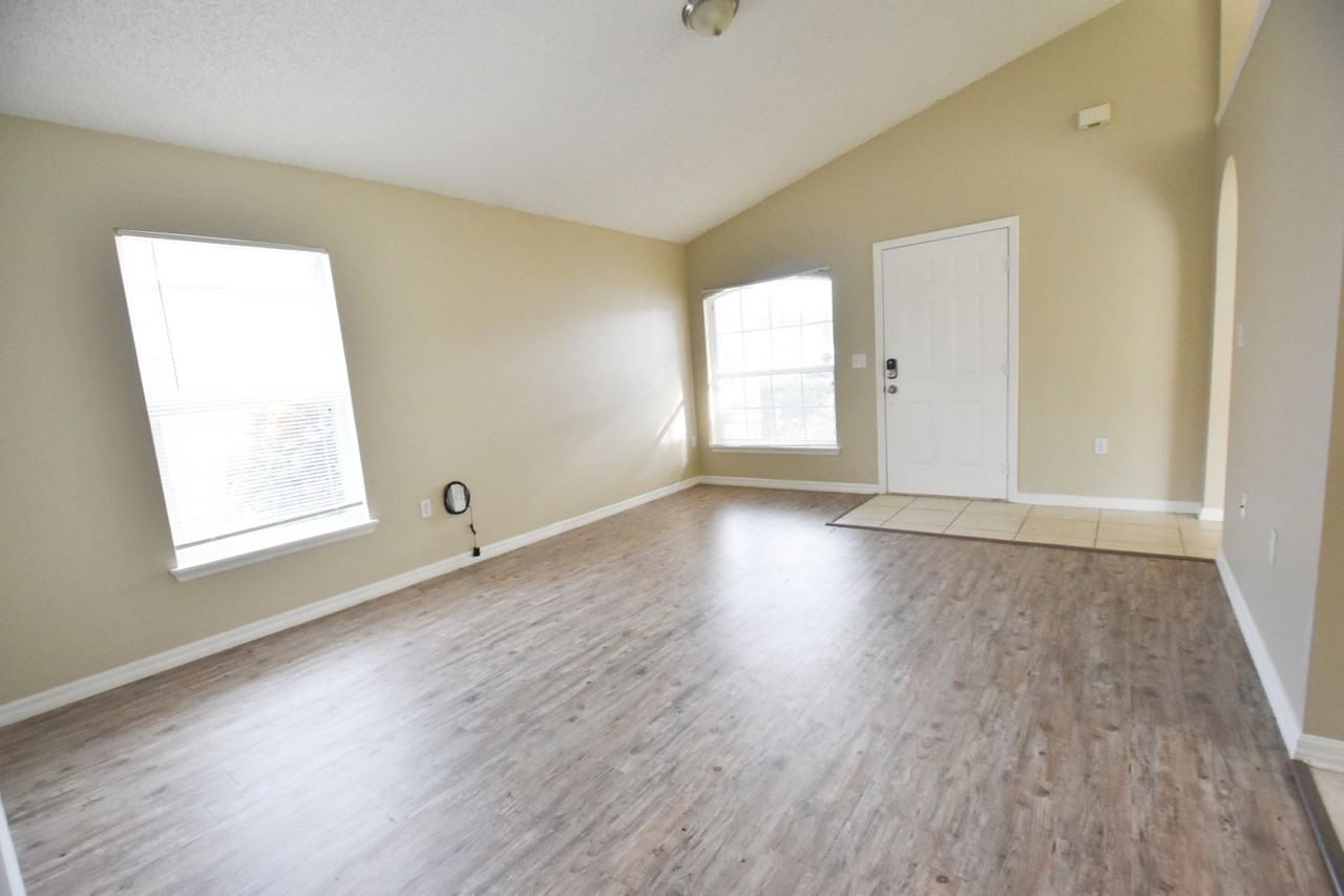 2037 Redwood Cir Ne - Photo 3 of 14