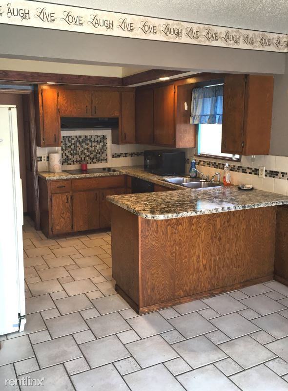 8516 Nw 88th St - Photo 2 of 12