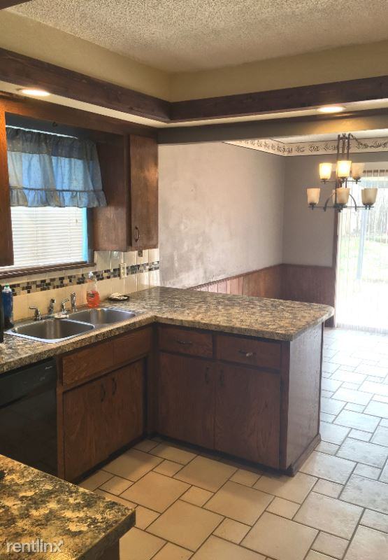 8516 Nw 88th St - Photo 3 of 12