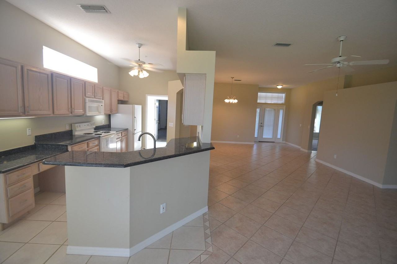 320 Fernhill Dr - Photo 3 of 13