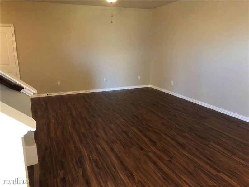 4920 Villas Dr - Photo 3 of 15