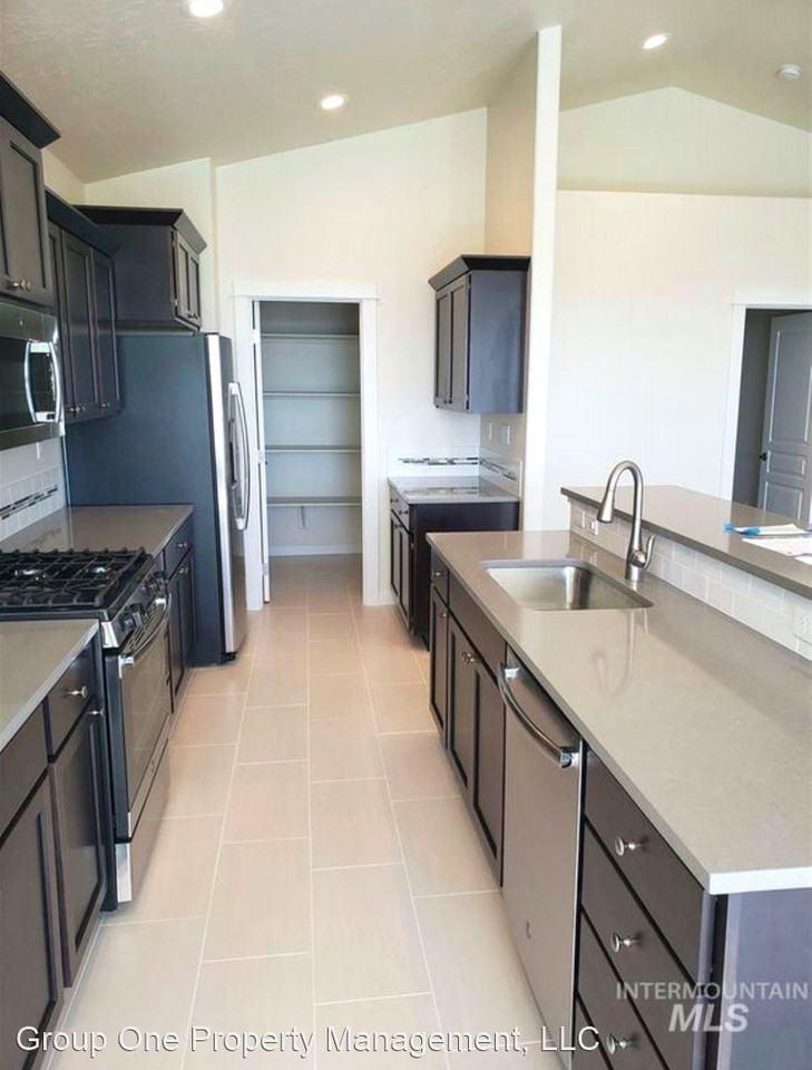 8039 S Gold Bluff Ave - Photo 2 of 14