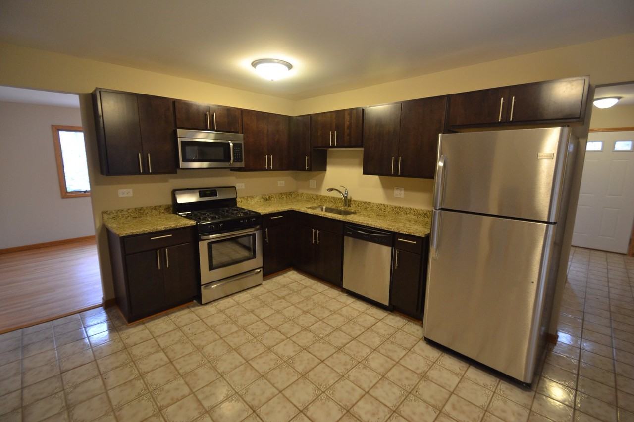 194 W Quincy St - Photo 3 of 9