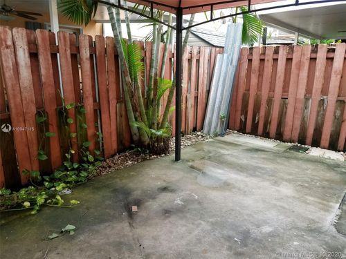 10658 Nw 87th Ct 10658 - Photo 3 of 7