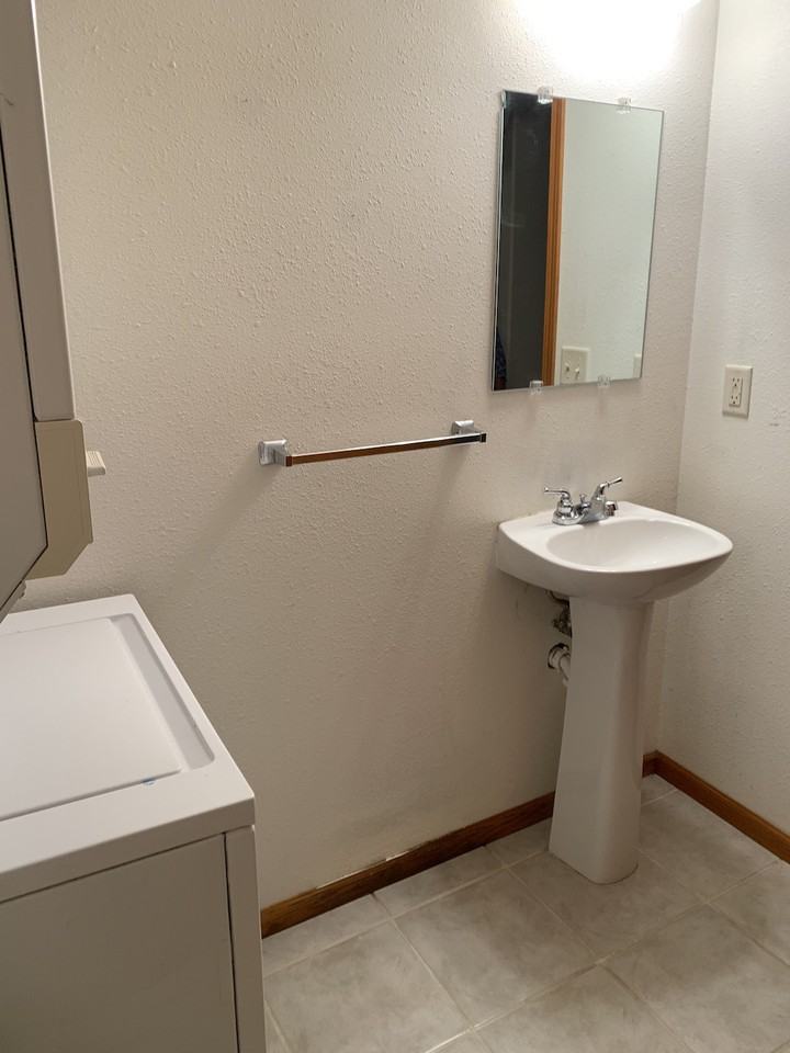 1013 W Main St - Photo 3 of 7