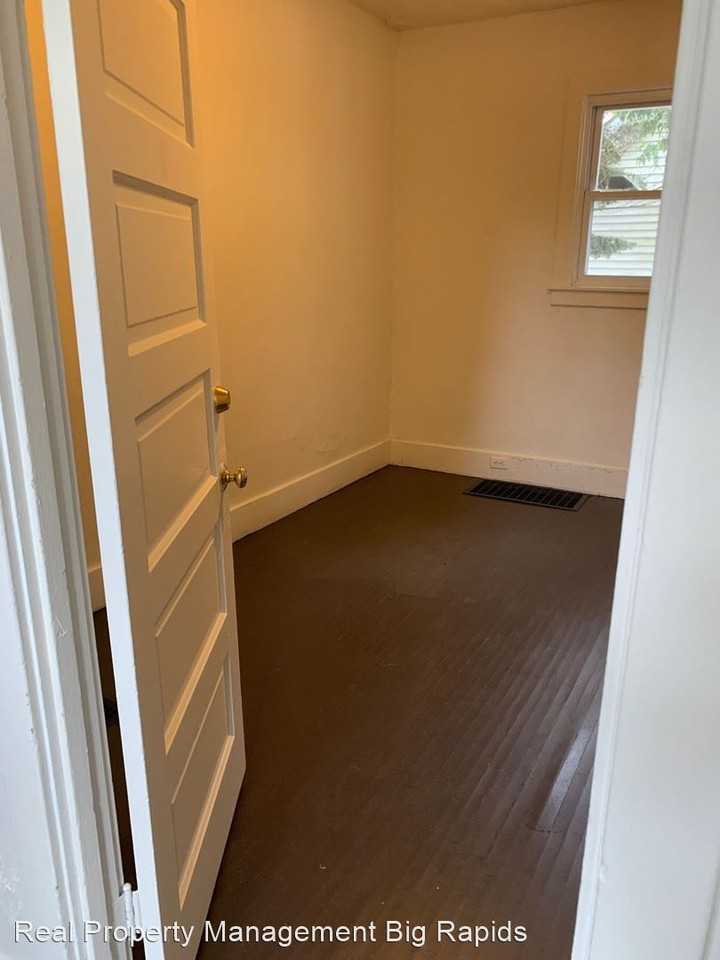 212 Locust St - Photo 2 of 10