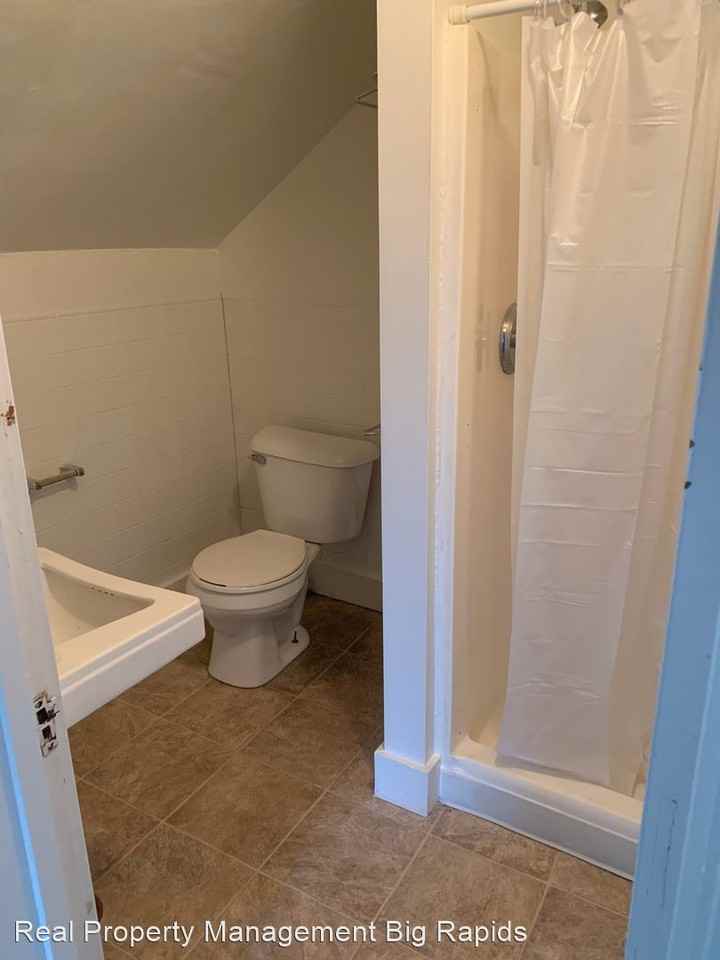 212 Locust St - Photo 3 of 10