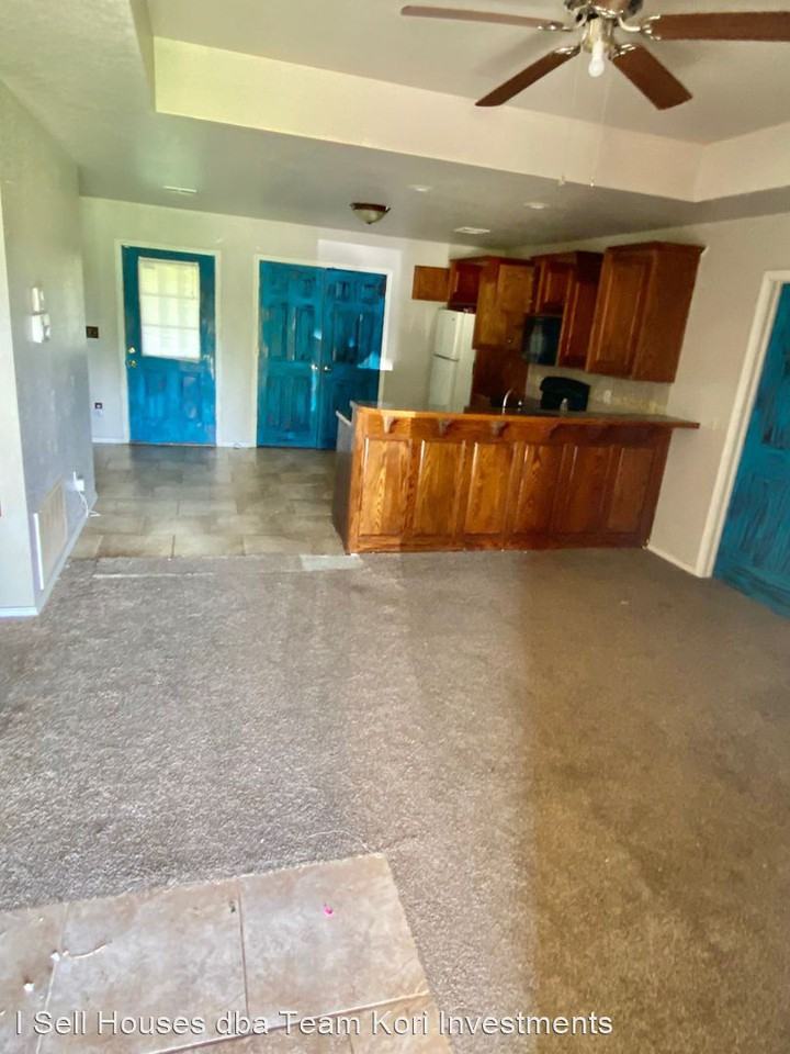 1306 W 17th St - Photo 2 of 15