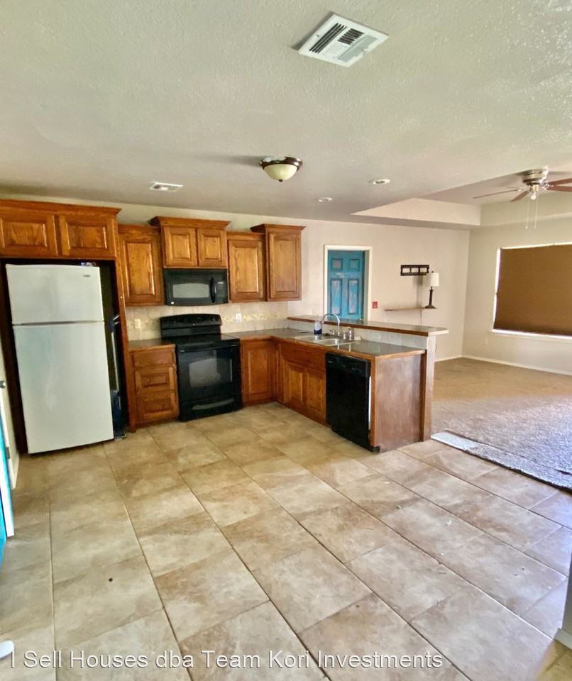 1306 W 17th St - Photo 3 of 15