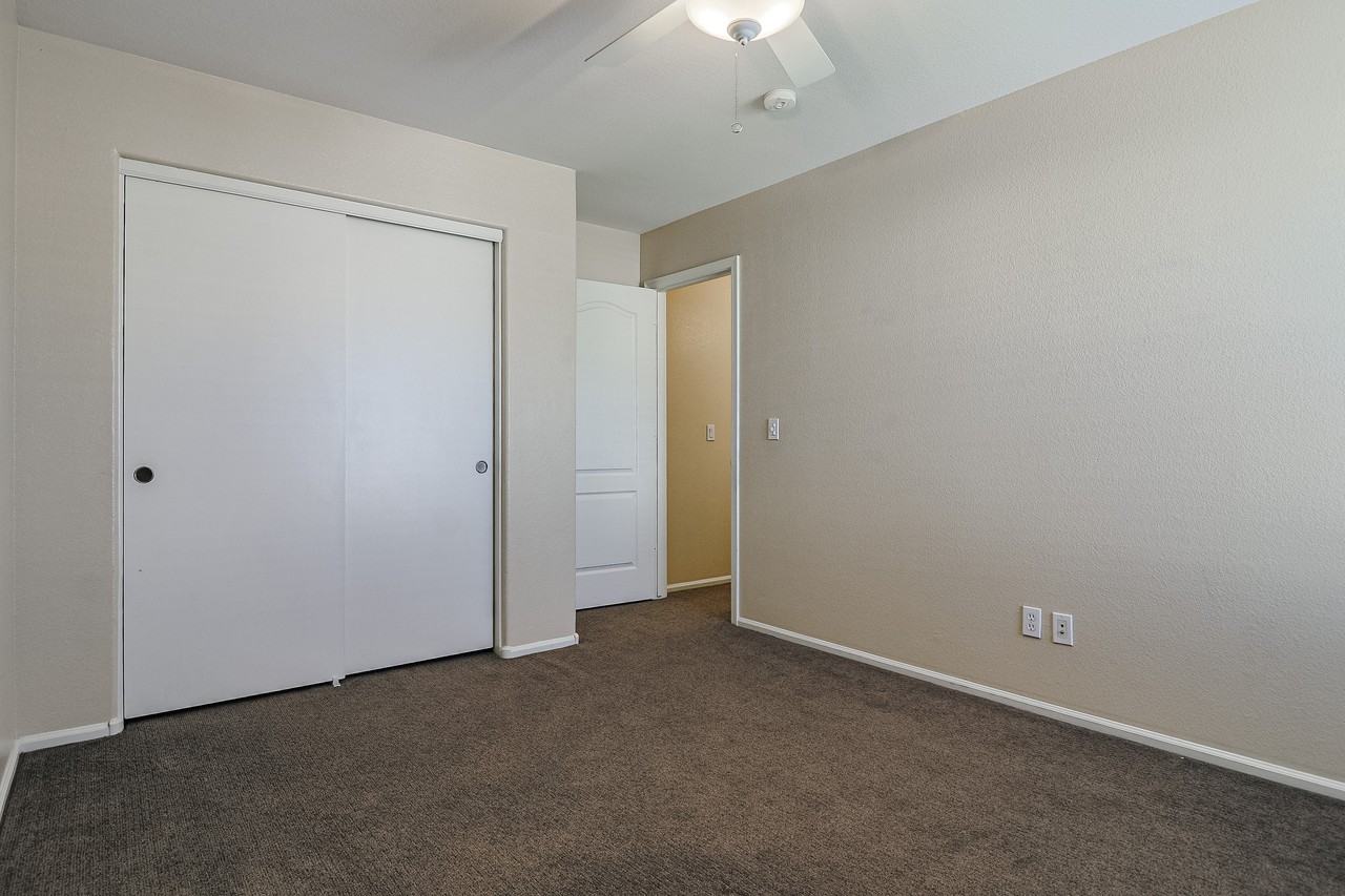 12610 W Medlock Dr - Photo 5 of 27