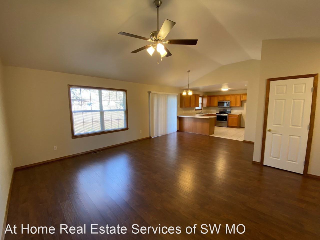625 S Hazelnut Ave - Photo 3 of 17