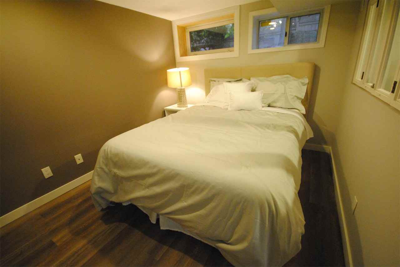 8228 93a Ave Nw - Photo 3 of 17