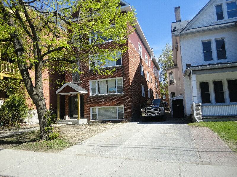 300 1/2 Rue Wilbrod Street #9