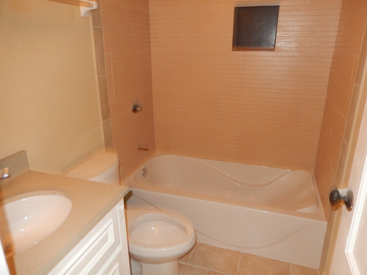 2726 West Lunt Avenue #3W - Photo 4 of 5