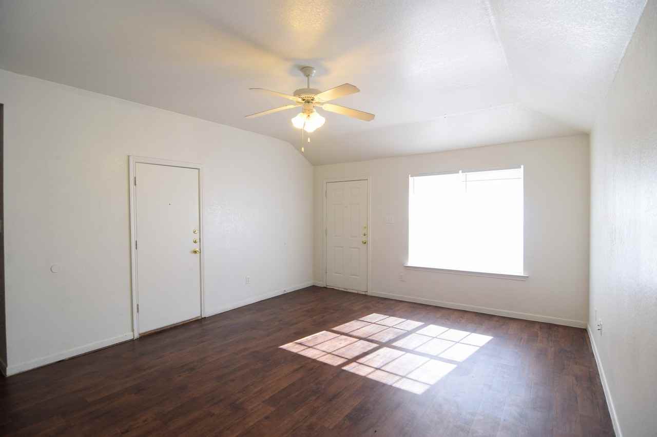 402 W St John Ave - Photo 6 of 15