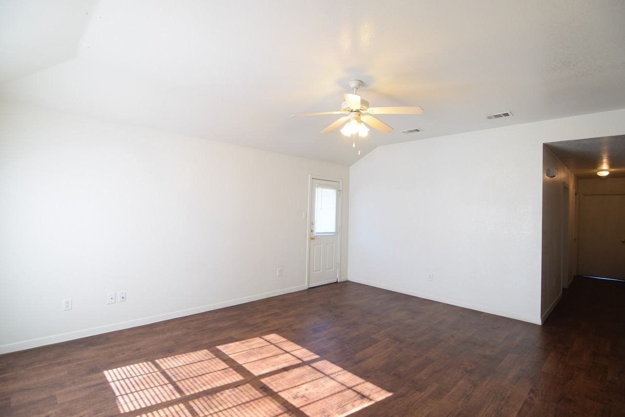 402 W St John Ave - Photo 7 of 15