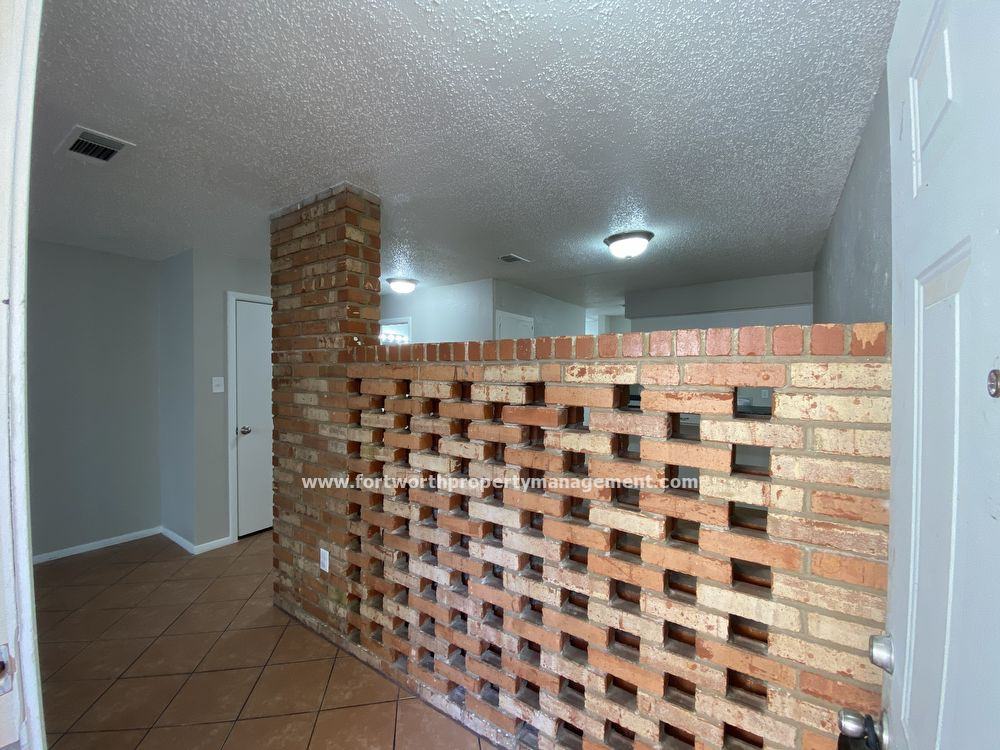 708 E Pecan St - Photo 3 of 15