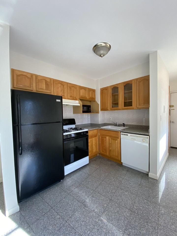 21st Ave 42nd St Astoria Ny 11105 Us 2 New York Ny 11105 2 Bedroom Apartment For Rent For 1 950 Month Zumper