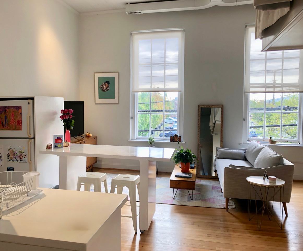 609 E Market St #207