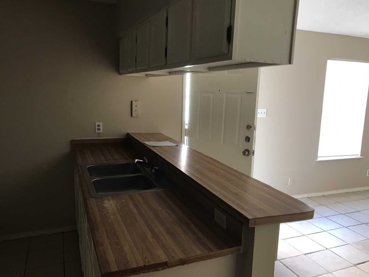 1400 Clamp Ave - Photo 3 of 5