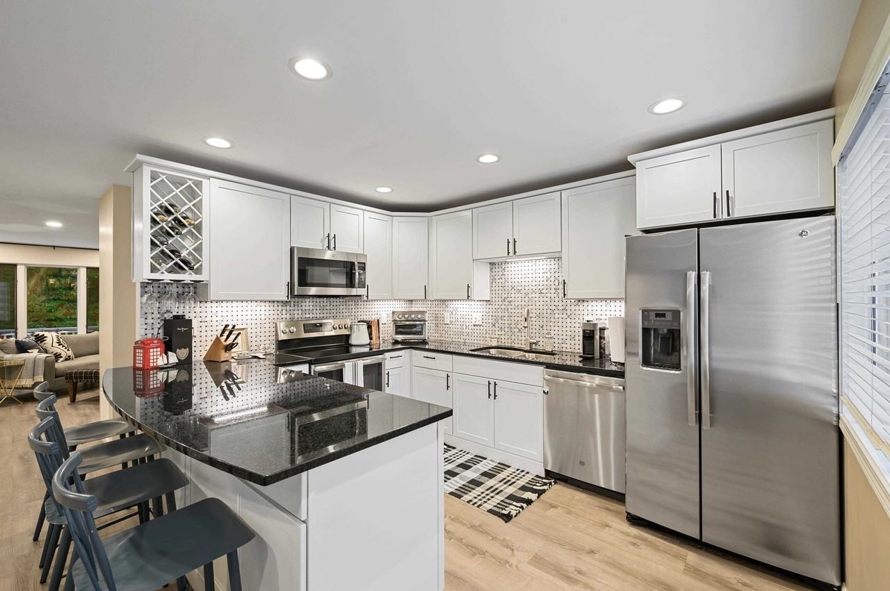 1555 W Wayzata Blvd Apt D - Photo 3 of 11