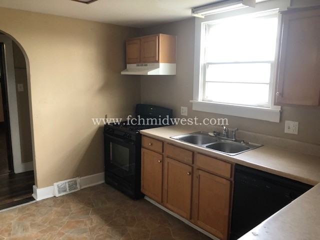 1120 Hugh St - Photo 3 of 12