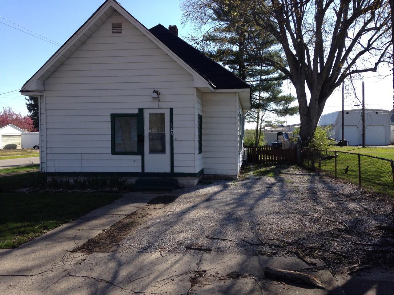 1739 Woodlawn Ave - Photo 2 of 12