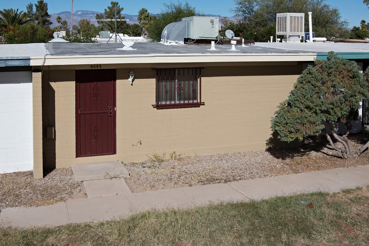 4049 S Queen Palm Dr - Photo 3 of 11