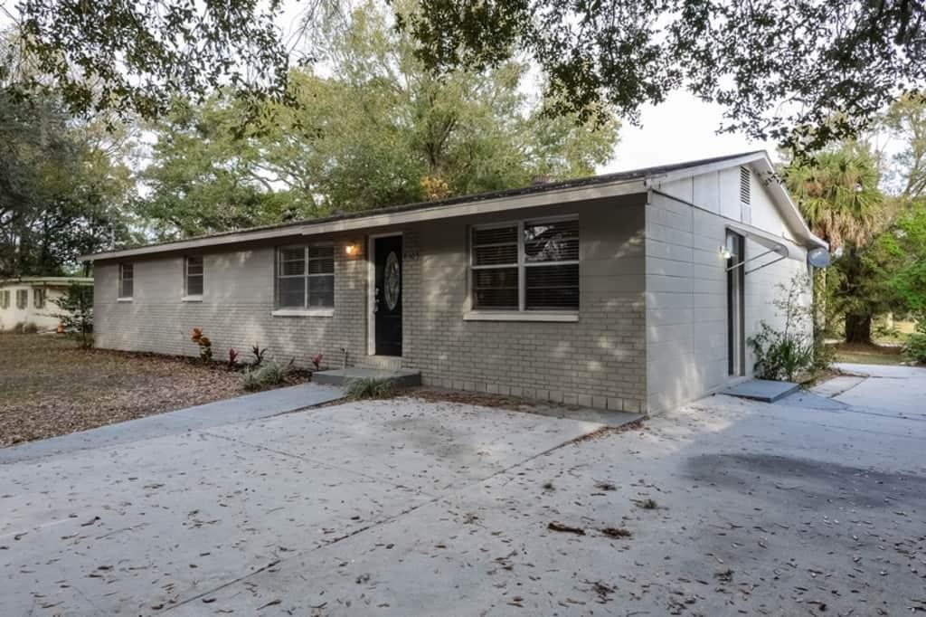 8305 N 46th St - Photo 3 of 27