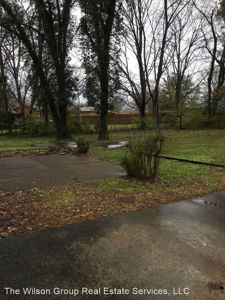 548 Westgate Ct - Photo 3 of 17