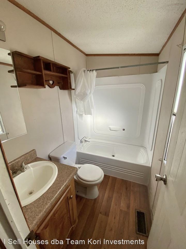 242 242 PRAIRIE STREET - Photo 3 of 8