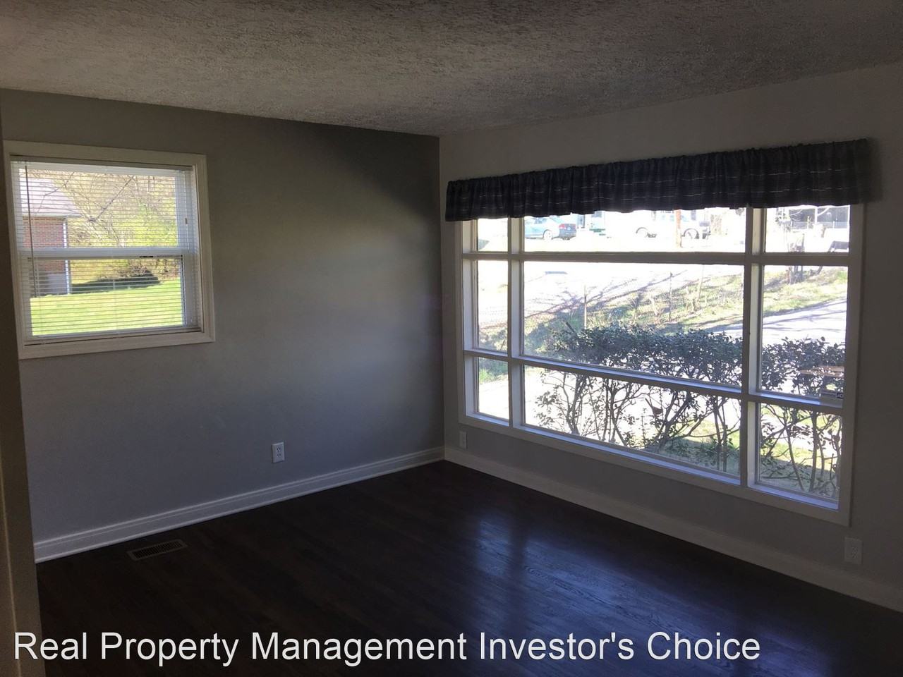 902 Virginia Ave - Photo 3 of 30